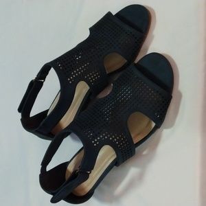 🌞🌞🌞Salon Studio Navy blue size 6W NWOT.  Open toe, ankle strap sandal